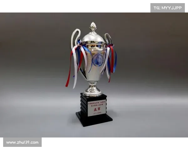 体育赛事足球奖杯图片